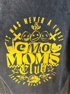 🖤 Emo Moms Club Graphic Muscle Tee - Black with Yellow Print